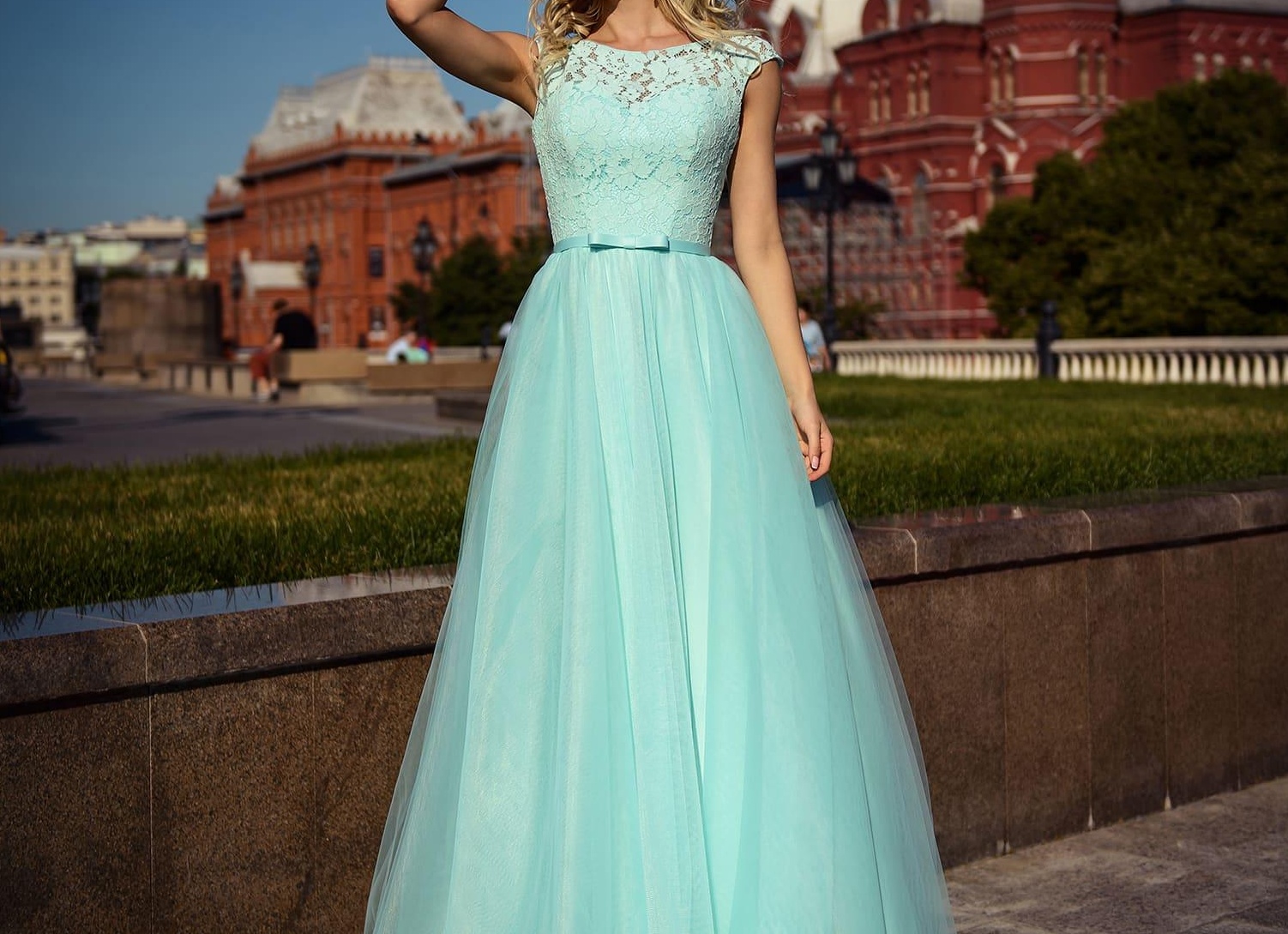 Как создать незабываемый стиль с помощью бирюзового цвета платья: фото и советы