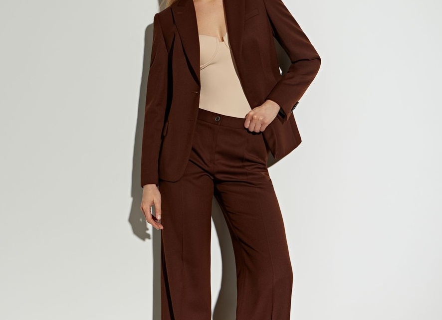 Советы по выбору и сочетанию брючного костюма с коротким пиджаком и широкими брюками