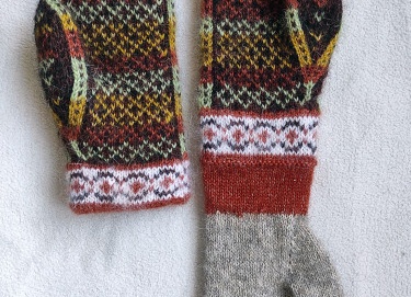 Кофта с совмещенными перчатками: особенности и стильные комбинации