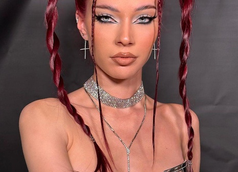 Креативные и модные прически с мелкими косичками: идеи и советы