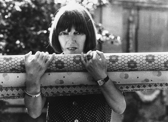 Эффективные советы по мытью пола в короткой юбке