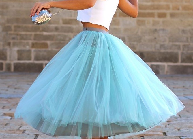 Идеальный стиль: безупречность и женственность в образе с топом и юбкой